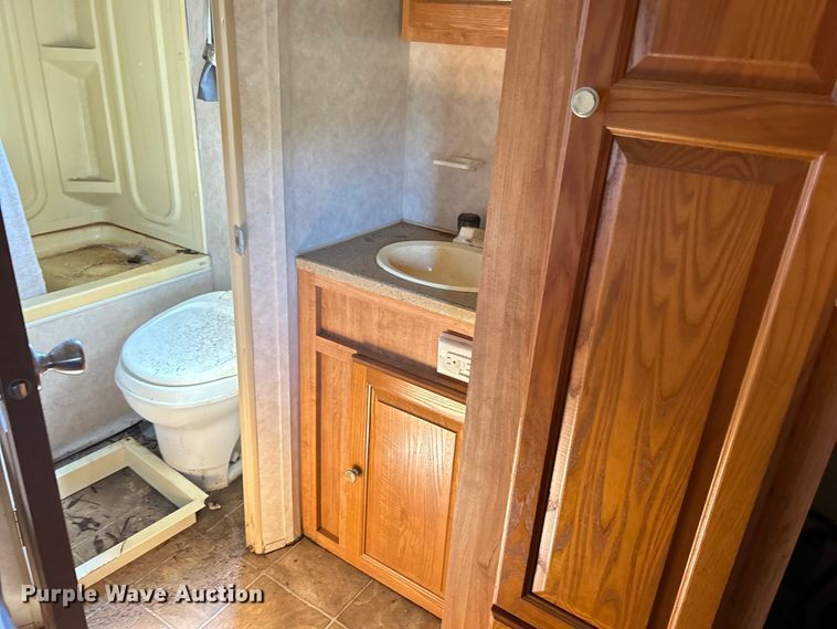 image for item NB9335 2006 Forest River Rockwood camper