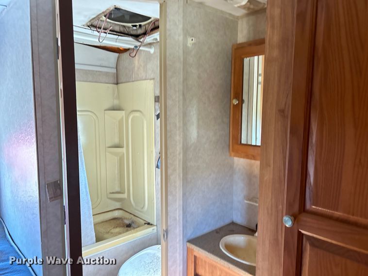 image for item NB9335 2006 Forest River Rockwood camper