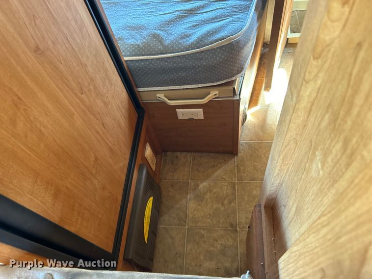 image for item NB9335 2006 Forest River Rockwood camper