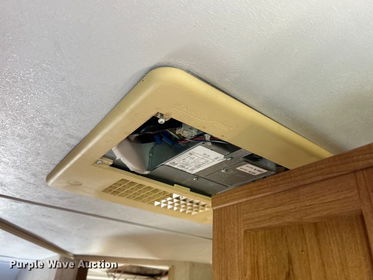 image for item NB9335 2006 Forest River Rockwood camper