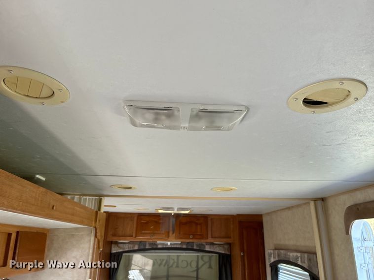 image for item NB9335 2006 Forest River Rockwood camper