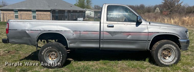 image for item NB9348 1993 Toyota T100 pickup truck