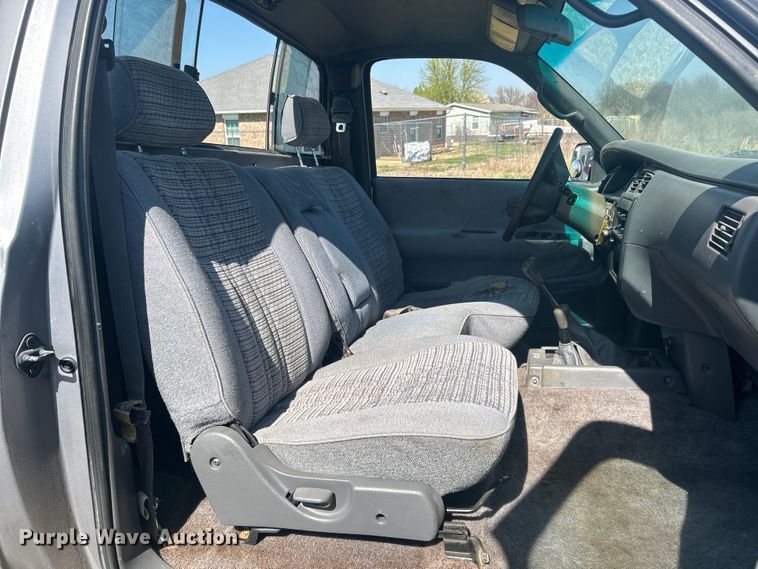 image for item NB9348 1993 Toyota T100 pickup truck