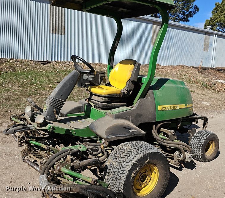 image for item NE9544 2010 John Deere 7500 Precision Cut reel mower