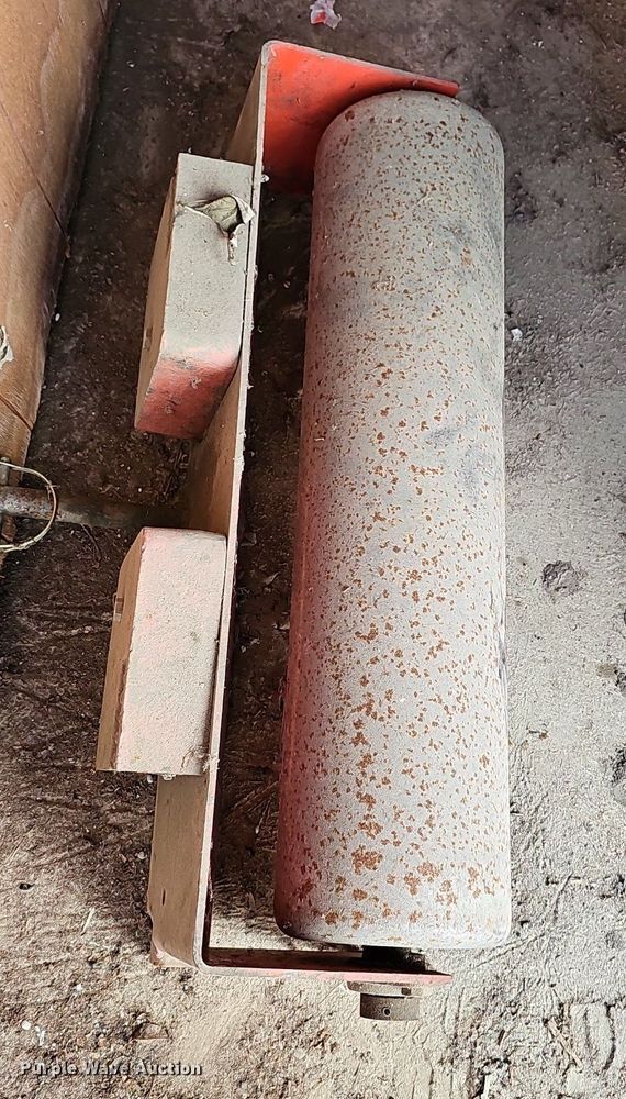 image for item NE9546 2005 Ryan Cushman Core Harvester attachment