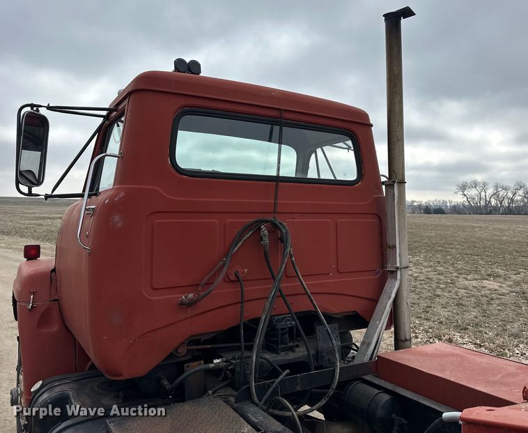 image for item NJ9399 1975 International Fleetstar 2050A semi truck