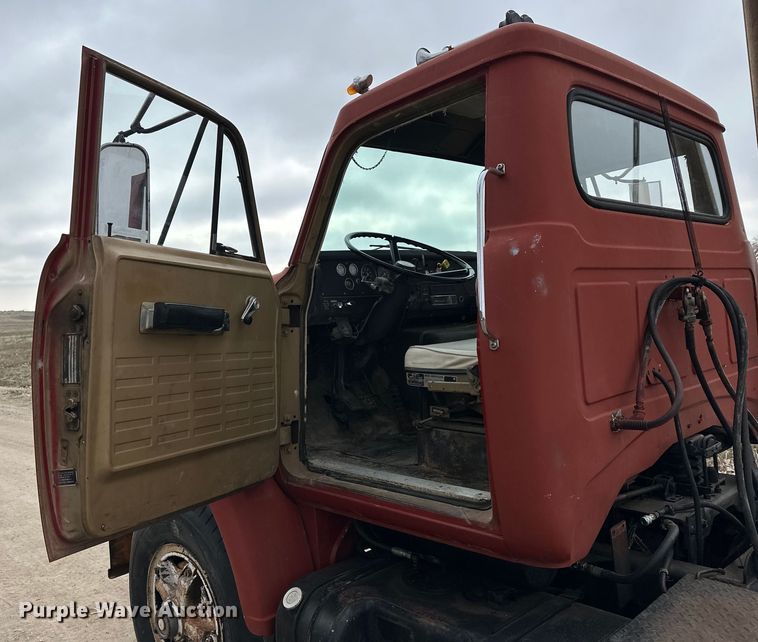 image for item NJ9399 1975 International Fleetstar 2050A semi truck