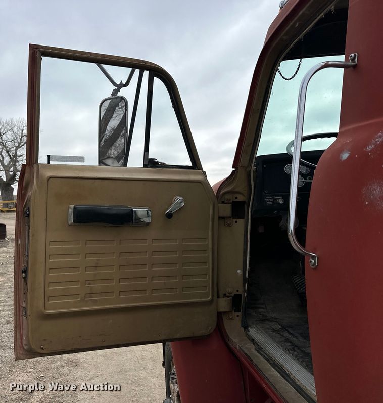 image for item NJ9399 1975 International Fleetstar 2050A semi truck