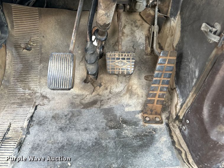 image for item NJ9399 1975 International Fleetstar 2050A semi truck