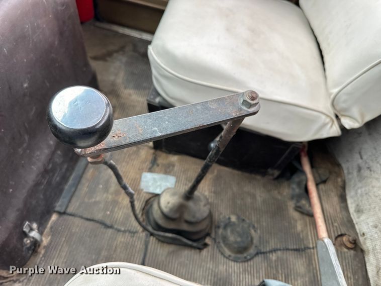 image for item NJ9399 1975 International Fleetstar 2050A semi truck