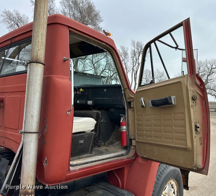 image for item NJ9399 1975 International Fleetstar 2050A semi truck