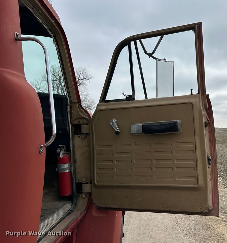 image for item NJ9399 1975 International Fleetstar 2050A semi truck