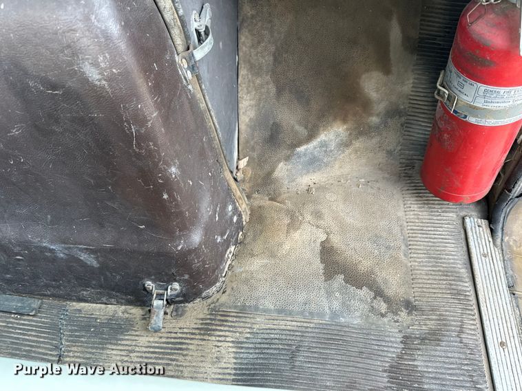 image for item NJ9399 1975 International Fleetstar 2050A semi truck