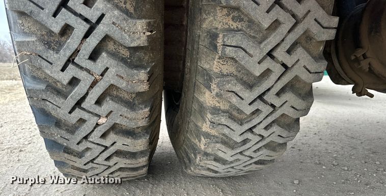 image for item NJ9399 1975 International Fleetstar 2050A semi truck