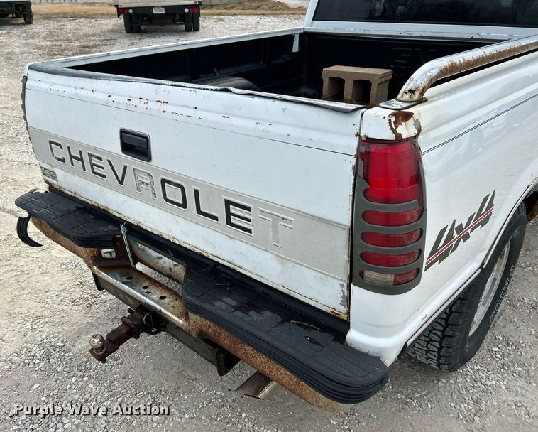 image for item NJ9517 1994 Chevrolet K1500 Ext. Cab pickup truck