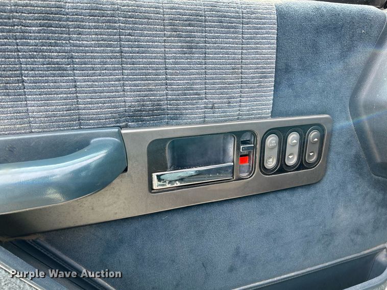 image for item NJ9517 1994 Chevrolet K1500 Ext. Cab pickup truck