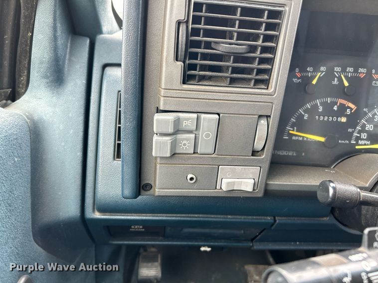 image for item NJ9517 1994 Chevrolet K1500 Ext. Cab pickup truck