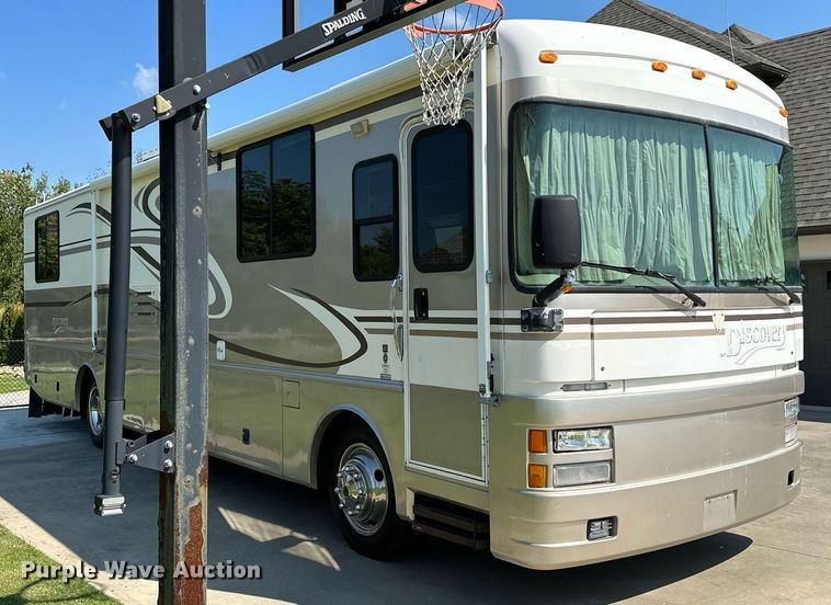 image for item NQ9354 1999 Fleetwood Discovery  RV