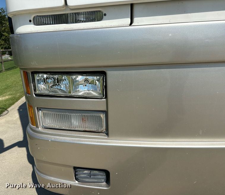 image for item NQ9354 1999 Fleetwood Discovery  RV