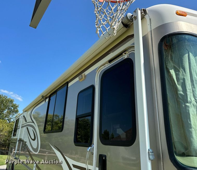 image for item NQ9354 1999 Fleetwood Discovery  RV