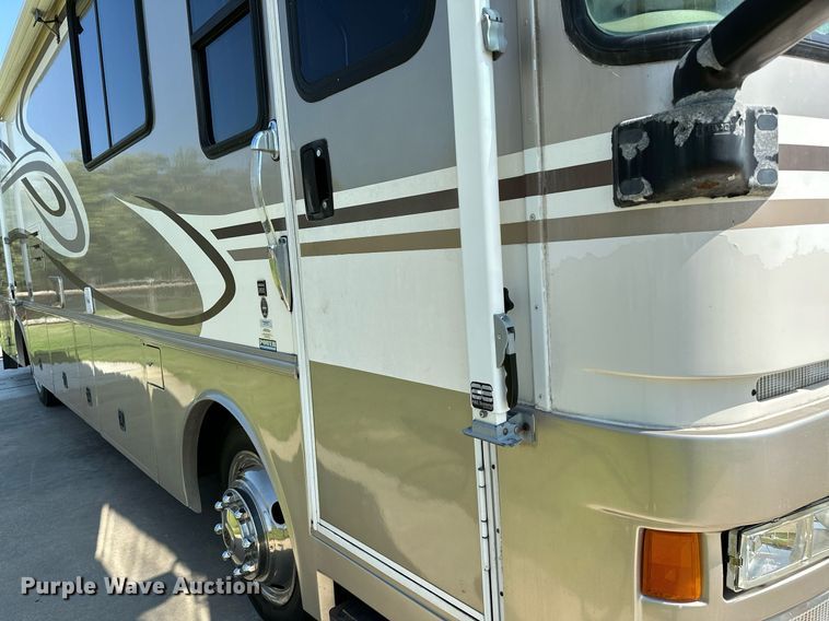 image for item NQ9354 1999 Fleetwood Discovery  RV