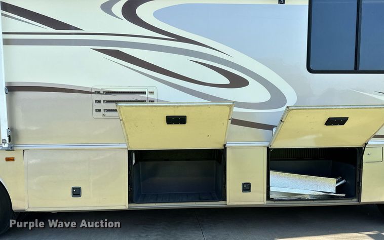 image for item NQ9354 1999 Fleetwood Discovery  RV