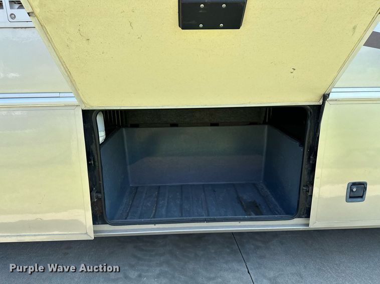 image for item NQ9354 1999 Fleetwood Discovery  RV