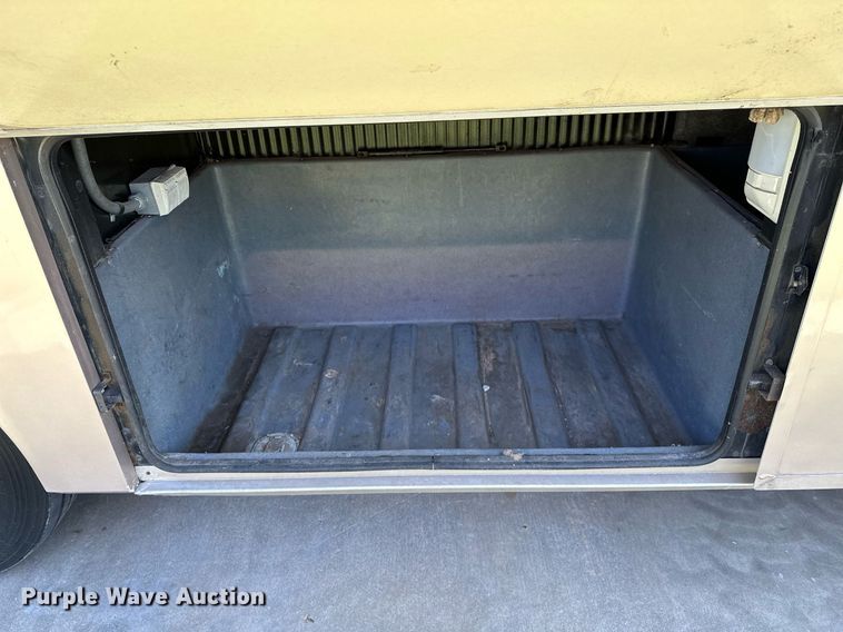 image for item NQ9354 1999 Fleetwood Discovery  RV