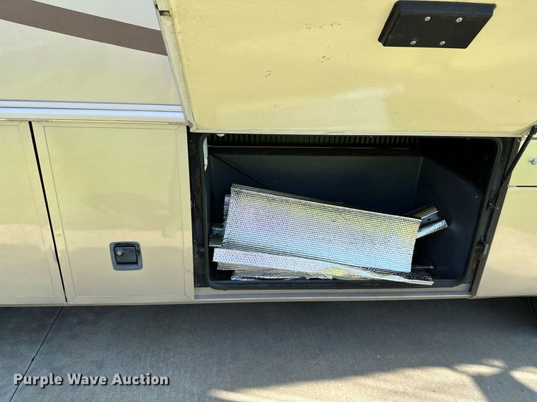 image for item NQ9354 1999 Fleetwood Discovery  RV