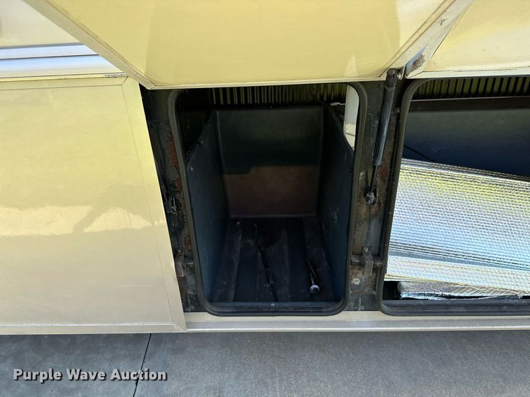 image for item NQ9354 1999 Fleetwood Discovery  RV