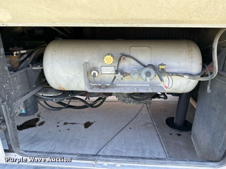 image for item NQ9354 1999 Fleetwood Discovery  RV