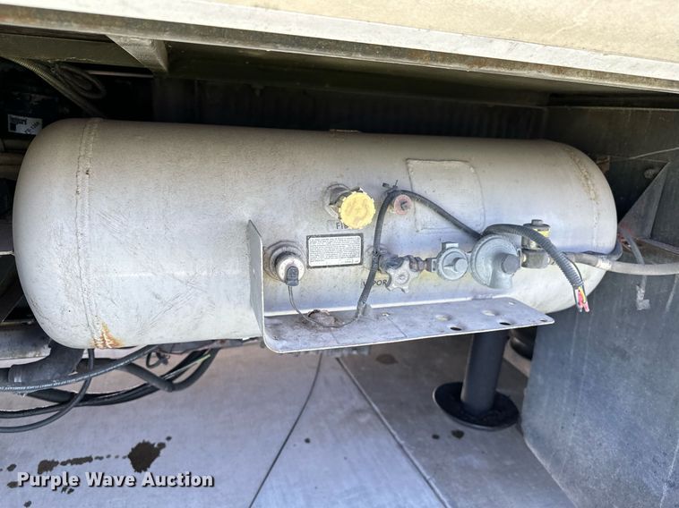 image for item NQ9354 1999 Fleetwood Discovery  RV