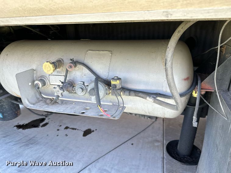 image for item NQ9354 1999 Fleetwood Discovery  RV