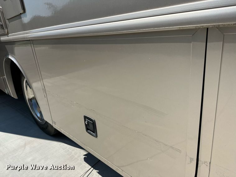 image for item NQ9354 1999 Fleetwood Discovery  RV