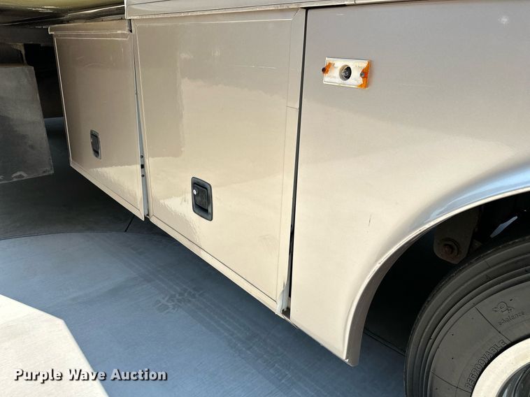 image for item NQ9354 1999 Fleetwood Discovery  RV