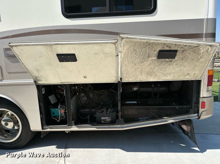 image for item NQ9354 1999 Fleetwood Discovery  RV