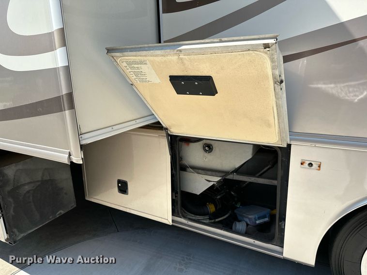 image for item NQ9354 1999 Fleetwood Discovery  RV