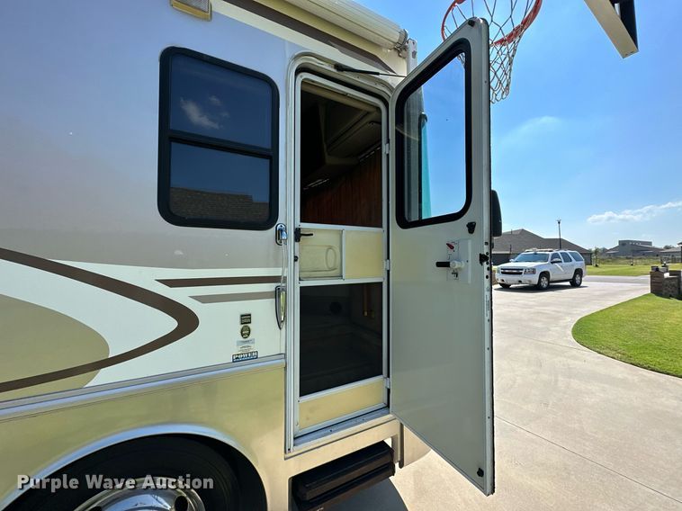 image for item NQ9354 1999 Fleetwood Discovery  RV