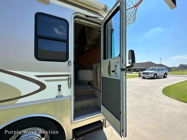 image for item NQ9354 1999 Fleetwood Discovery  RV