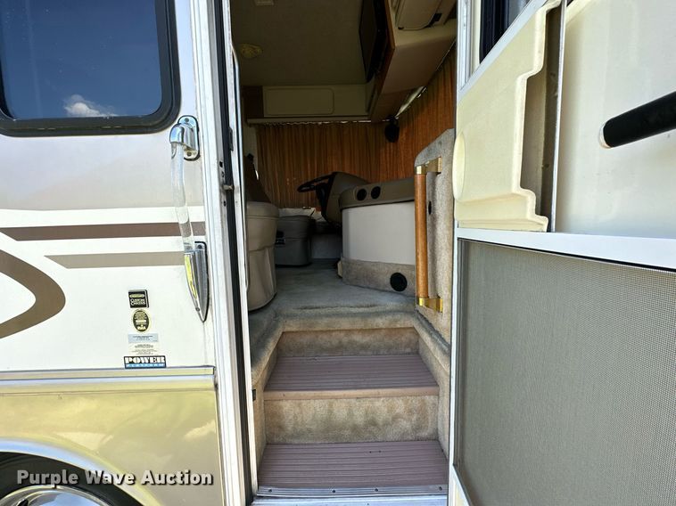 image for item NQ9354 1999 Fleetwood Discovery  RV