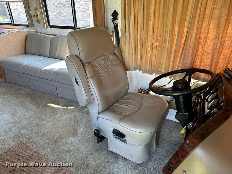 image for item NQ9354 1999 Fleetwood Discovery  RV