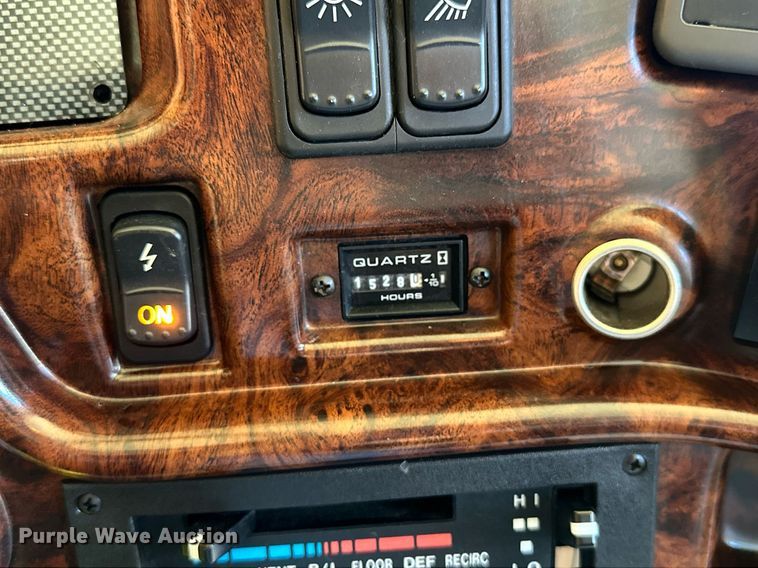 image for item NQ9354 1999 Fleetwood Discovery  RV