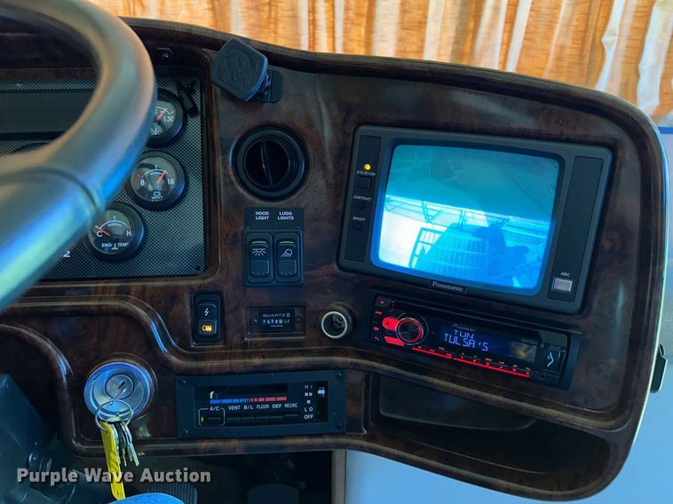 image for item NQ9354 1999 Fleetwood Discovery  RV