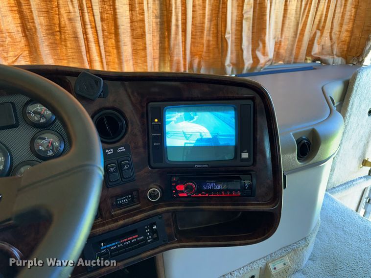 image for item NQ9354 1999 Fleetwood Discovery  RV