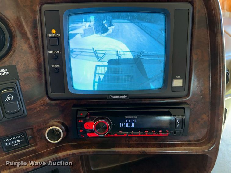 image for item NQ9354 1999 Fleetwood Discovery  RV