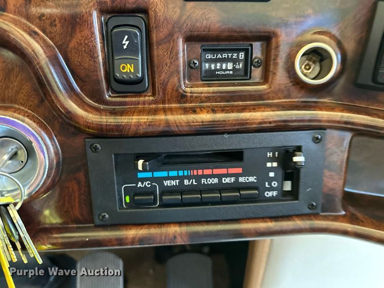 image for item NQ9354 1999 Fleetwood Discovery  RV