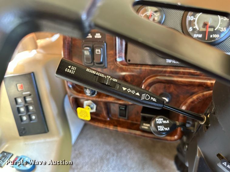 image for item NQ9354 1999 Fleetwood Discovery  RV