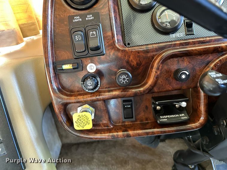 image for item NQ9354 1999 Fleetwood Discovery  RV