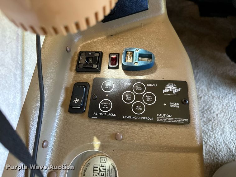 image for item NQ9354 1999 Fleetwood Discovery  RV