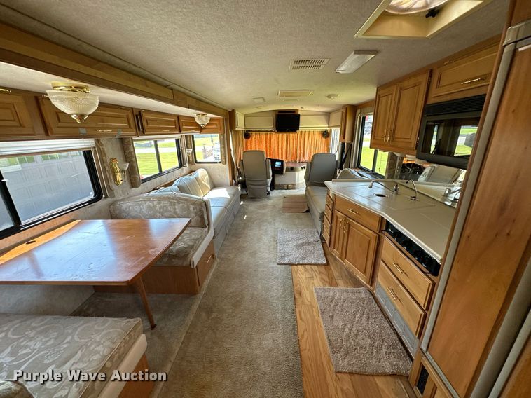 image for item NQ9354 1999 Fleetwood Discovery  RV